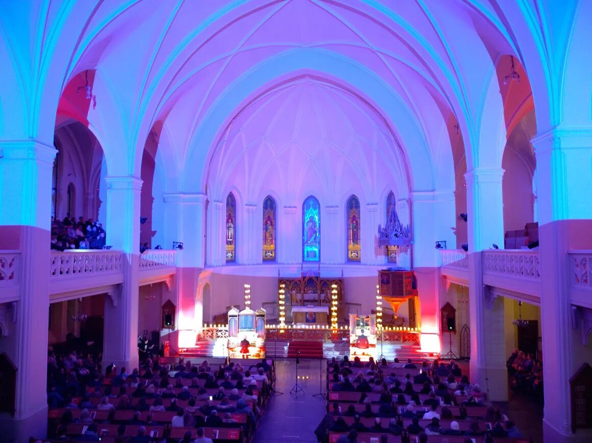 Подсветка красивая в соборе во время концерта