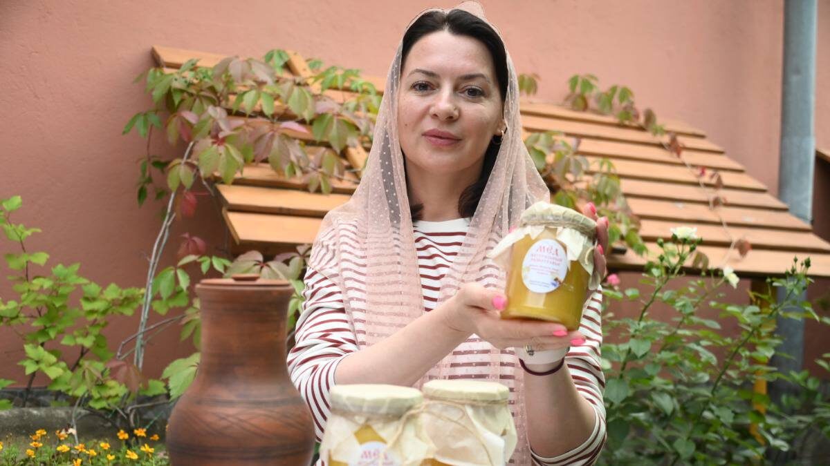    Руководитель трапезной Светлана Павлова с баночкой меда. Метод российских ученых поможет узнать, натуральный это продукт или фальсификат / Фото: Пелагия Замятина / Вечерняя Москва