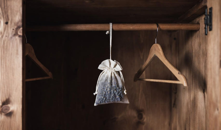 Что положить в шкаф, чтобы одежда всегда пахла свежестью