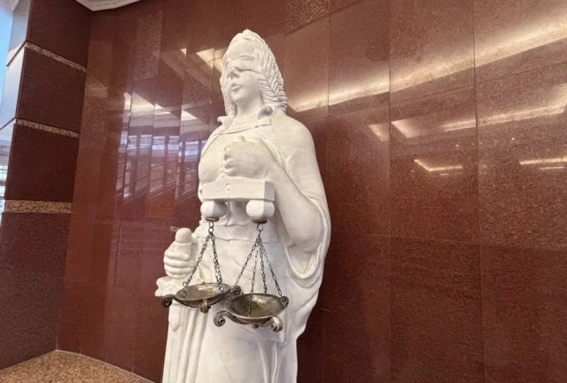    Бабушка выбросила новорожденную внучку со второго этажа: что известно?