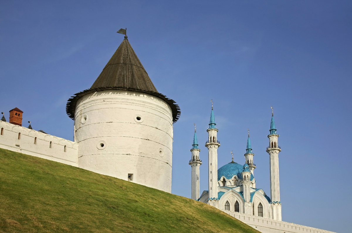 Безымянная башня и мечеть Кул-Шариф в Казанском кремле. Источник: Shutterstock