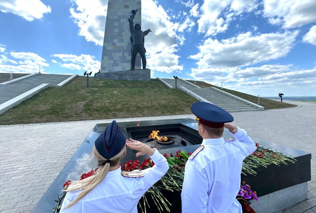 Сотрудники УИС у кургана Саур-Могила /Фото: пресс-служба ГУФСИН России по ДНР