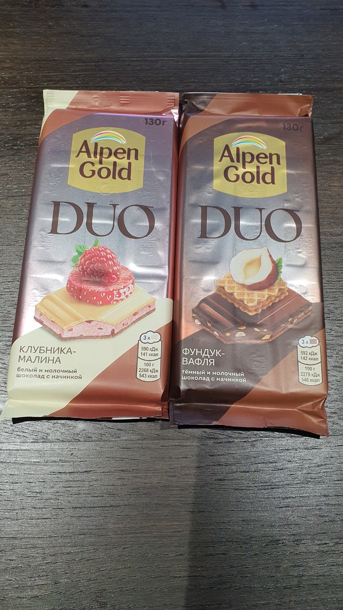 Alpen Gold Duo с клубничной начинкой и фруктовыми кусочками белый и молочный и Alpen Gold Duo с начинкой с какао, фундуком и вафельной крошкой в карамели темный и молочный