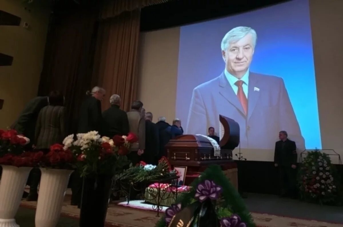    Появились фото с церемонии прощания с экс-мэром Омска Виктором Шрейдером