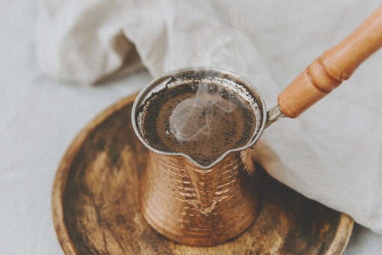    Иллюстрация к материалу: Две-три чашки кофе в день: как это влияет на настроение взрослых и родителей