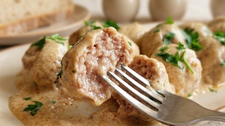 Фрикадельки в нежном соусе вместо котлет. Быстрый рецепт