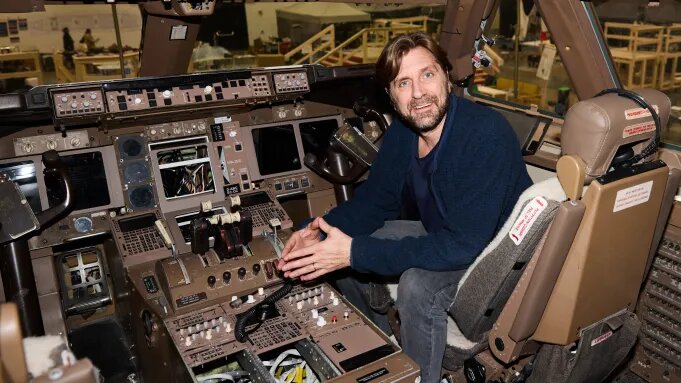 Рубен Эстлунд на съемочной площадке, в самолете | источник фото Deadline 