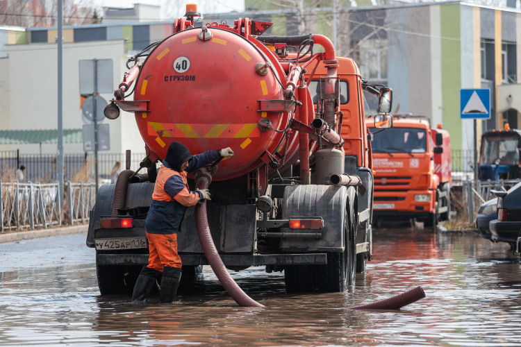    Глава Пестречинского района Раис Сулейманов накануне поручил провести все противопаводковые мероприятия «в кратчайшие сроки». «Особенно прошу держать на контроле гидротехнические сооружения», — отметил он.   
Фото: «БИЗНЕС Online»
