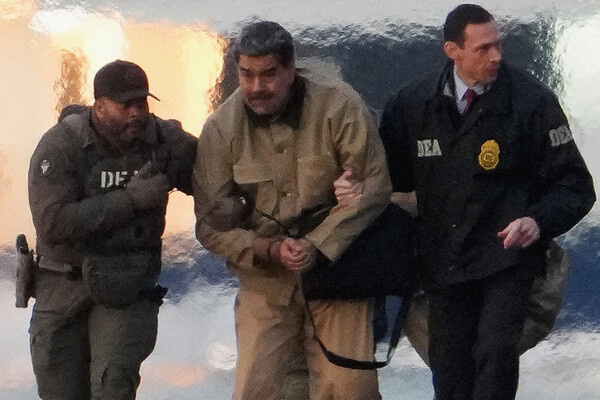 Сотрудники правоохранительных органов выводят задержанного президента Венесуэлы Николаса Мадуро из вертолета перед доставкой в федеральный суд Манхэттена, Нью-Йорк, 5 января 2026 года / Adam Gray/Reuters   📷