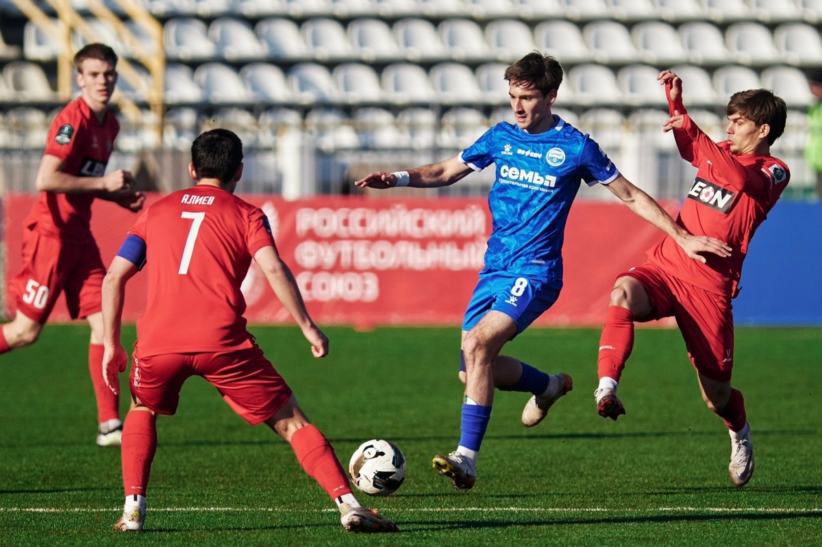 В сезоне 2024/25 Олег Петрович Василенко успешно возглавлял "Черноморец", а в начале этого сезона в составе "моряков" выступали Василий Черов и Владислав Мастерной