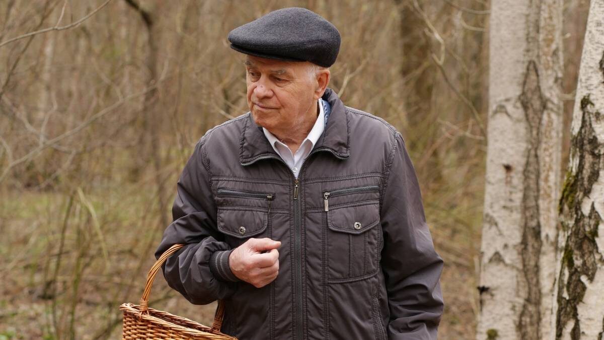    Грибник Иван Орехов отправился на поиски весенних грибов / Фото: Анатолий Цымбалюк / Вечерняя Москва