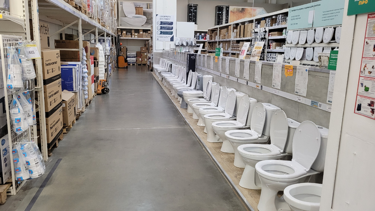 В магазине.