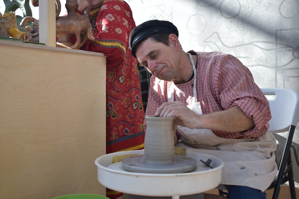    Скопинские мастера создают шедевры на глазах у посетителей.