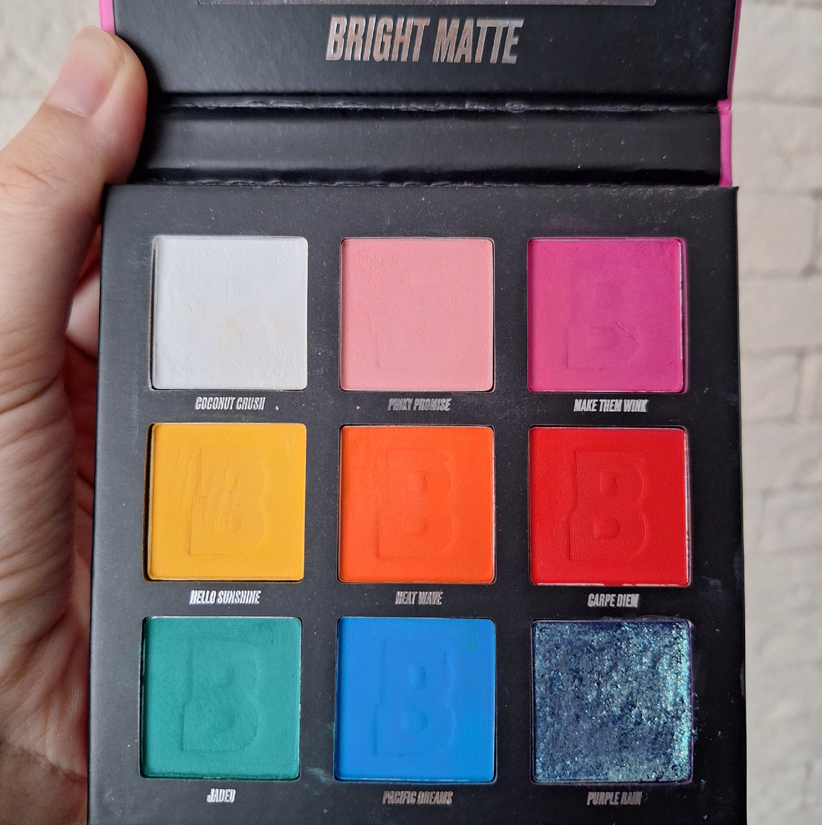 Внутри. Девятый оттенок изначально был матовым фиолетовым, я заменила его на синий металлик