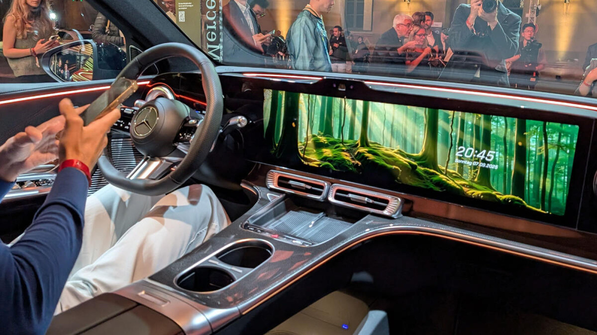 Вот такой огромный экран у Mercedes-Benz GLC EQ. Видимо для того, чтобы смотреть кино с задних сидений. Источник: mercedes-benz.com