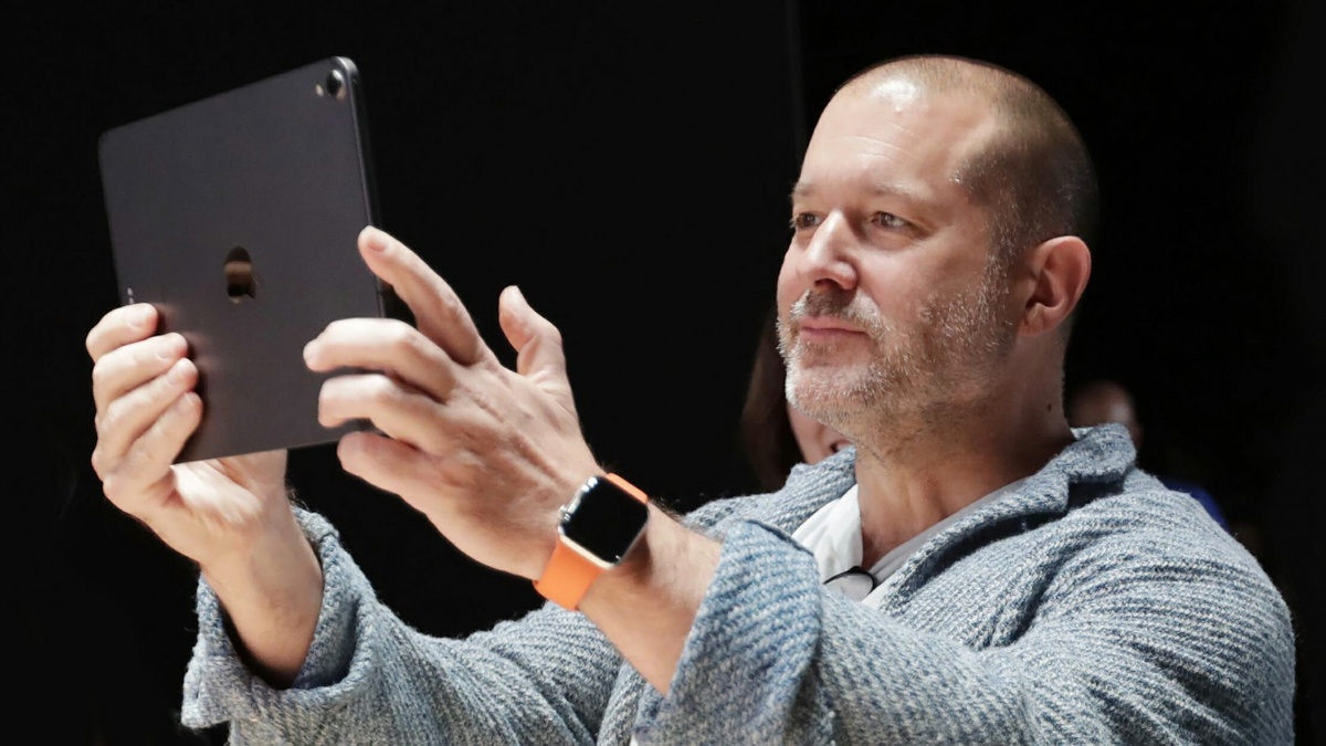 Джонни Айв любуется свом творением. Источник: rozetked.me