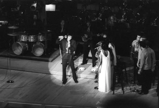 Группа Сисси Хьюстон The Sweet Inspirations аккомпанировала Элвису Пресли на его концертах в Лас-Вегасе в 1960–1970-х годах. 