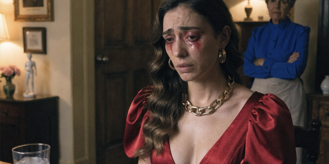 Свекровь стирала моё бельё и вывешивала на балкон. Говорила — помогает