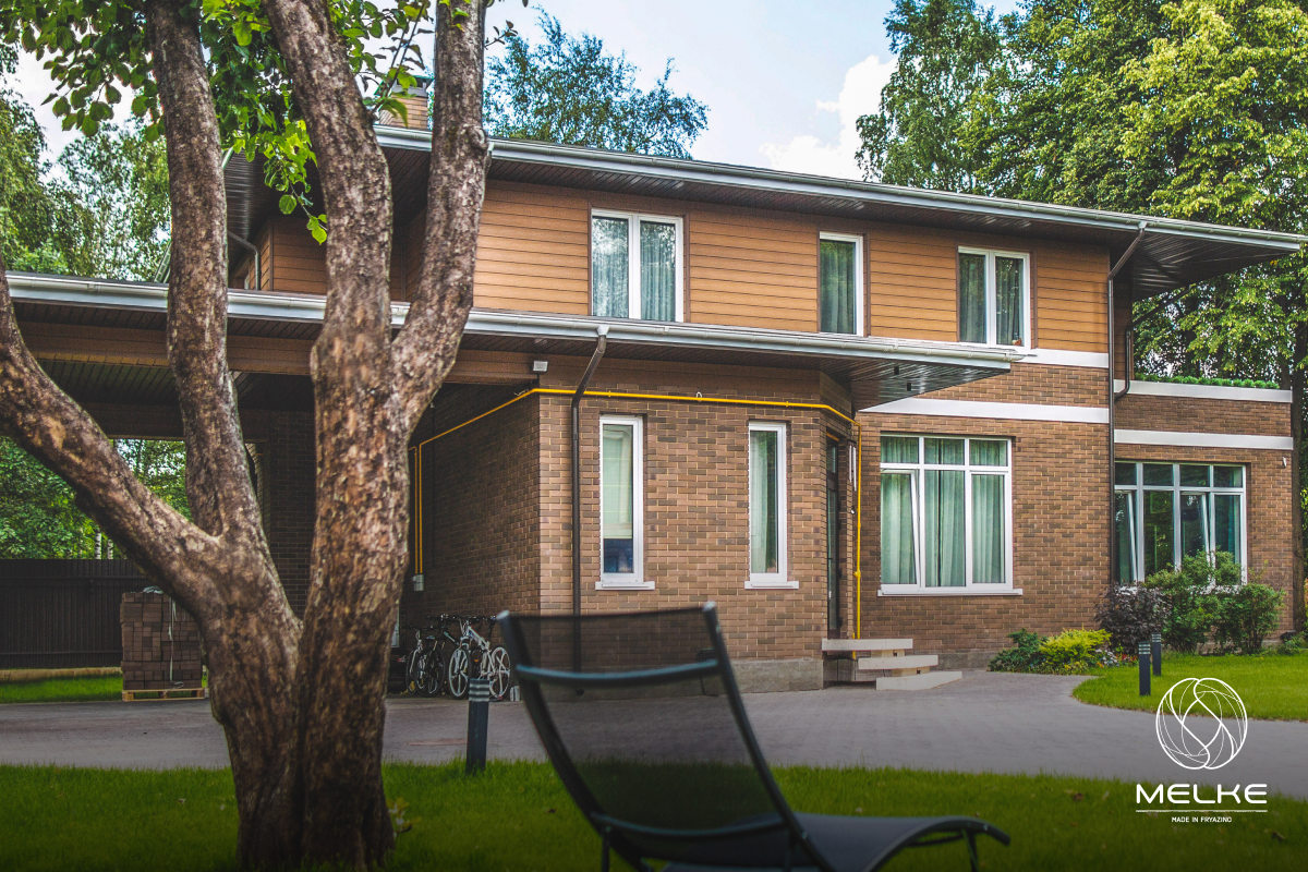 Система Melke Wide позволяет делать большие окна и пропускать в интерьер ещё больше естественного света.