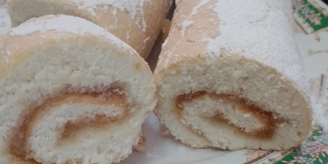 Рулет бисквитный с кремом.