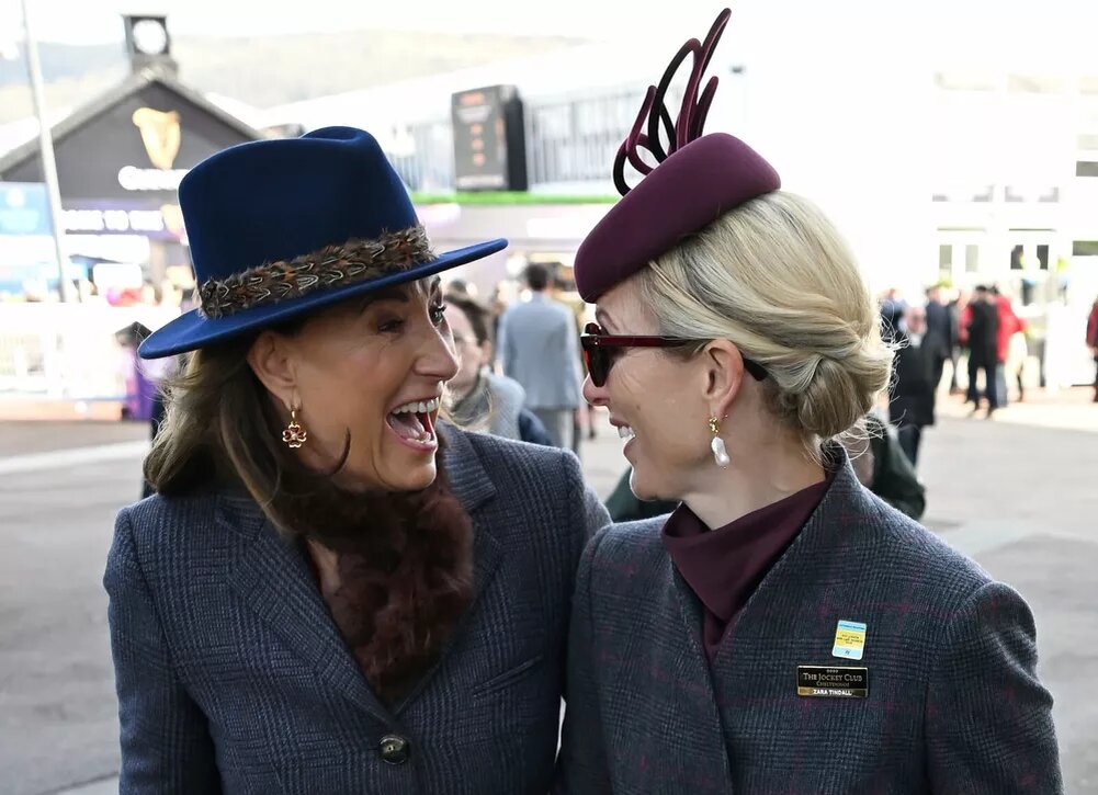    Королева Камилла, мама Кейт Миддлтон и Зара Тиндалл с мужем: наряды знатных дам на ежегодном фестивале в Челтнеме