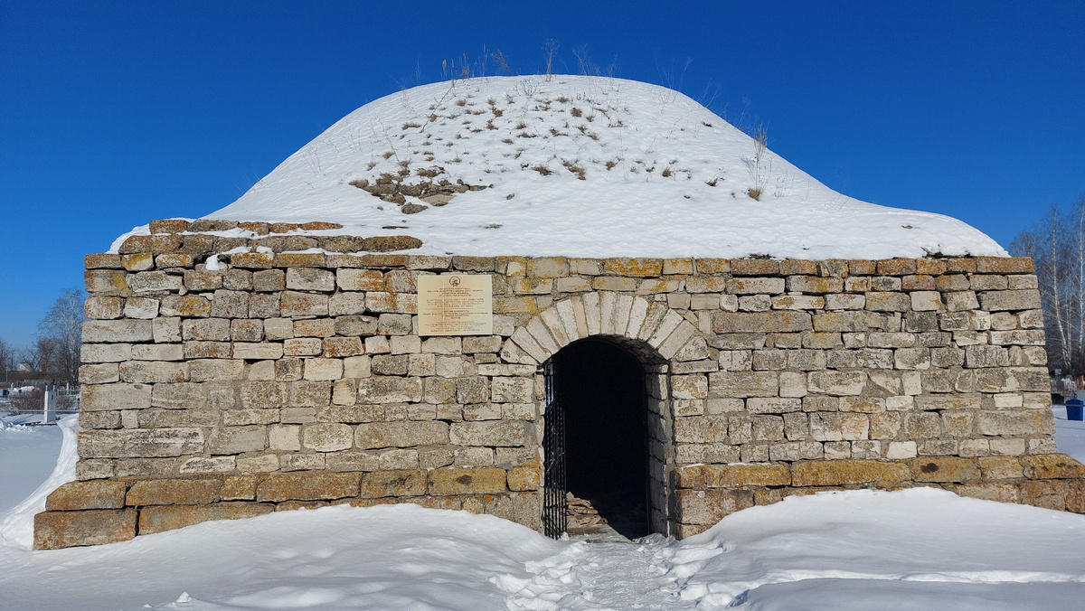 Вход в мавзолей Хусейн-Бека.