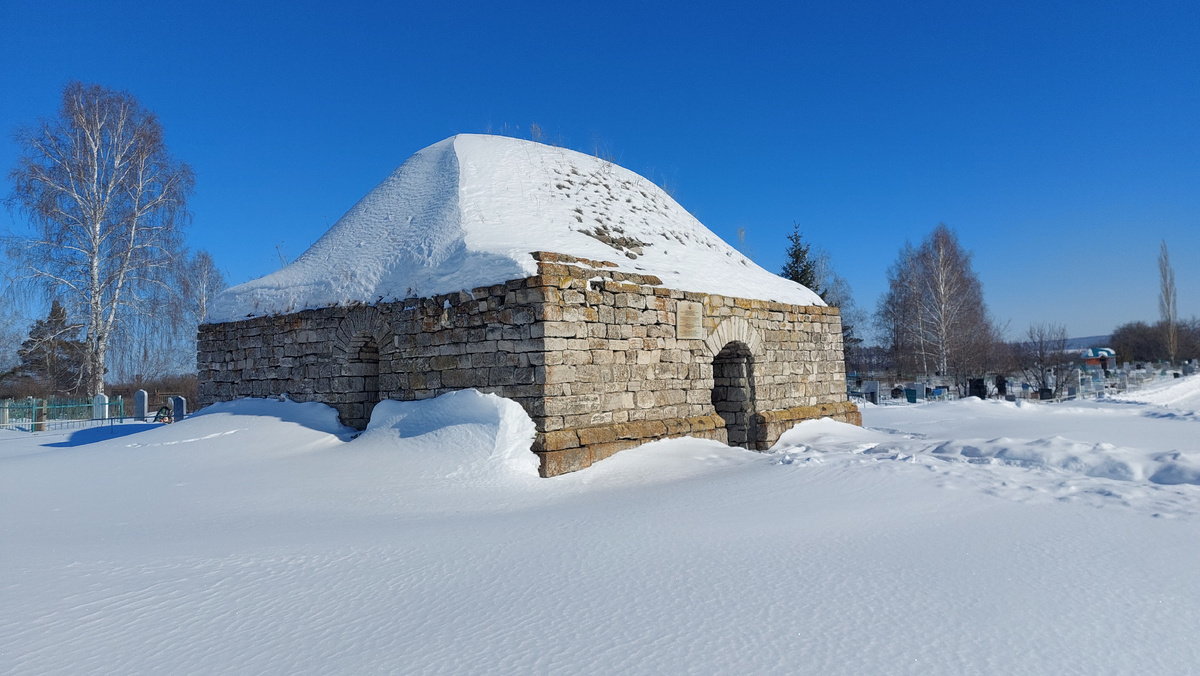 Мавзолей Хусейн-Бека.