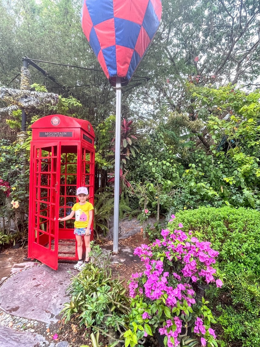 Лондонская будка в японском саду при входе