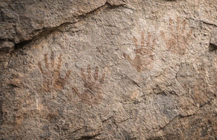 Отпечатки на скале.