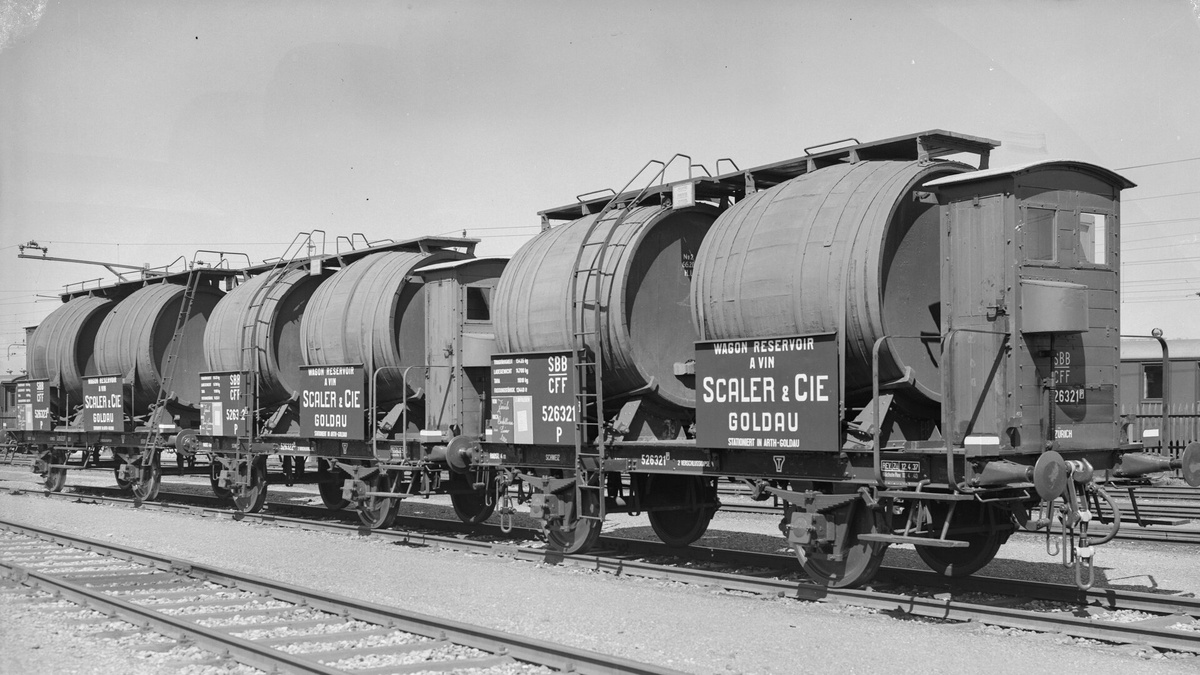 Винные вагоны. Источник https://de.wikipedia.org/wiki/Weinfasswagen