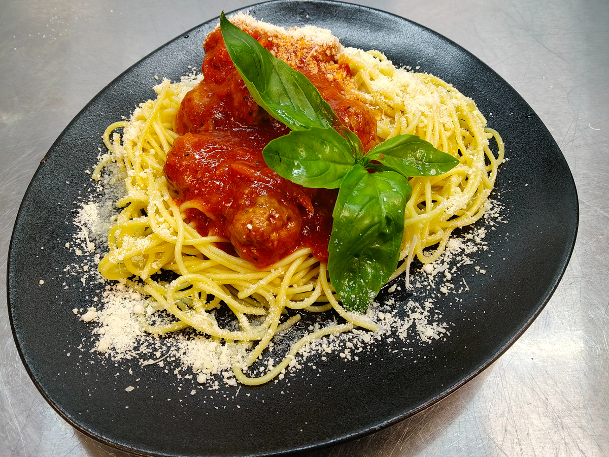 Митболы в томатном соусе со спагетти.