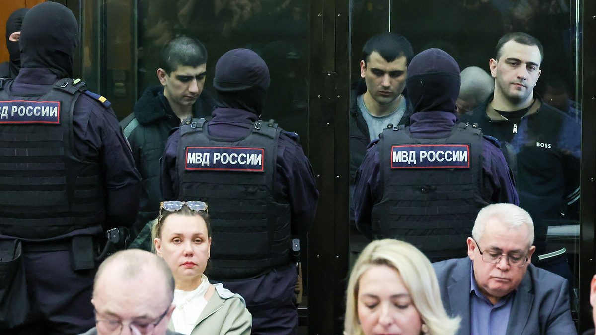   Наталья Шатохина / NEWS.ru / ТАСС- Обвиняемые (на дальнем плане) во время оглашения приговора по уголовному делу о теракте в «Крокус Сити Холл»