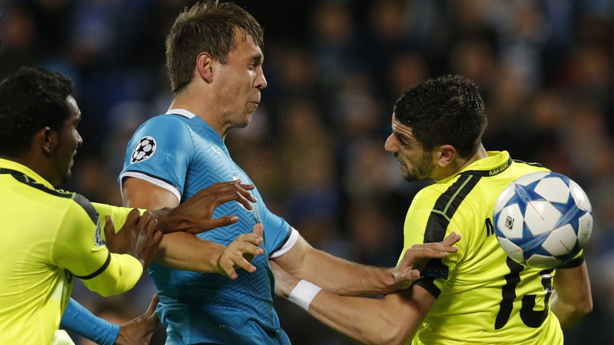    Футбол Лига чемпионов Зенит - Гент Артем Дзюба (в синем) - фото ЕРА