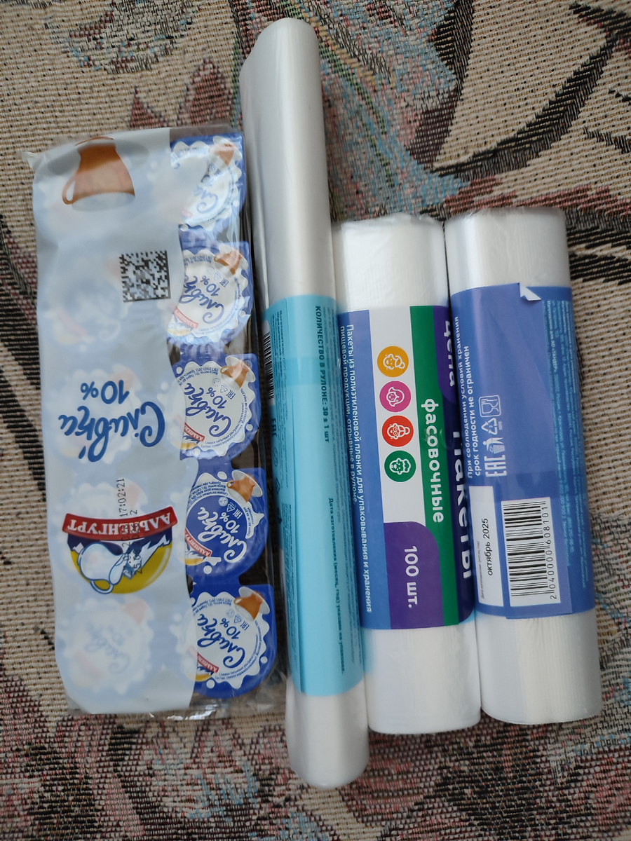 Сливки всегда беру порционные, это более рационально, как по мне. Так как кофе с ними пью только я, да и то не ежедневно. 