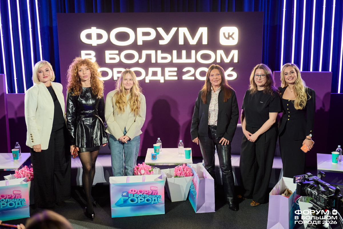 Психотерапевт Юлия Пирумова, директор по брендингу "Эксмо-АСТ" Екатерина Кожанова, писательница Ася Лавринович и Ирина Оганова, PR-директора издательства "Подписные издания" Арина Громыко