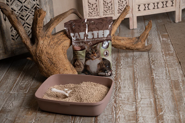 На фото — комкующийся наполнитель из древесины CAT STEP Wood Pellets. В состав наполнителя входят только натуральные биоразлагаемые компоненты, а крепкий комок формируется за счет лигнина — естественного аналога клея, входящего в состав хвойной древесины.