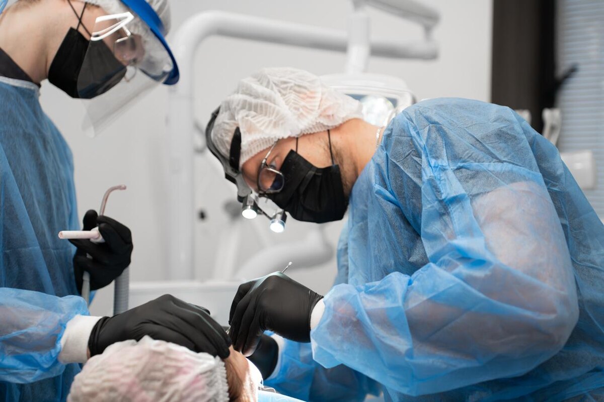 Основатель и хирруг-имплантолог — Шмойлов Андрей Евгеньевич 