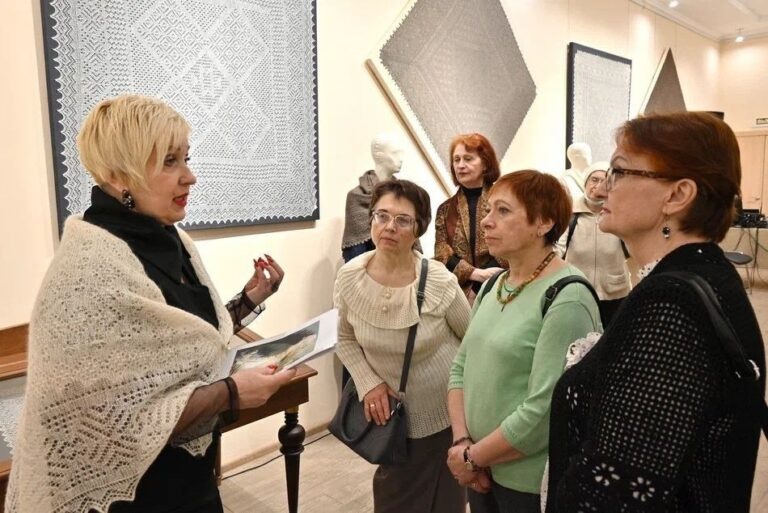    В Брянске открылась выставка оренбургских пуховых платков Оренбуржье