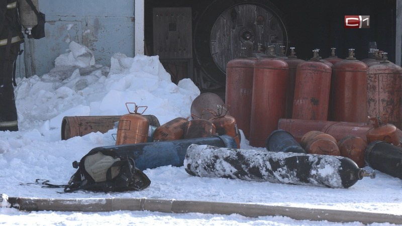    Трагедии удалось избежать: из пожара в Сургуте вынесли 30 газовых баллонов