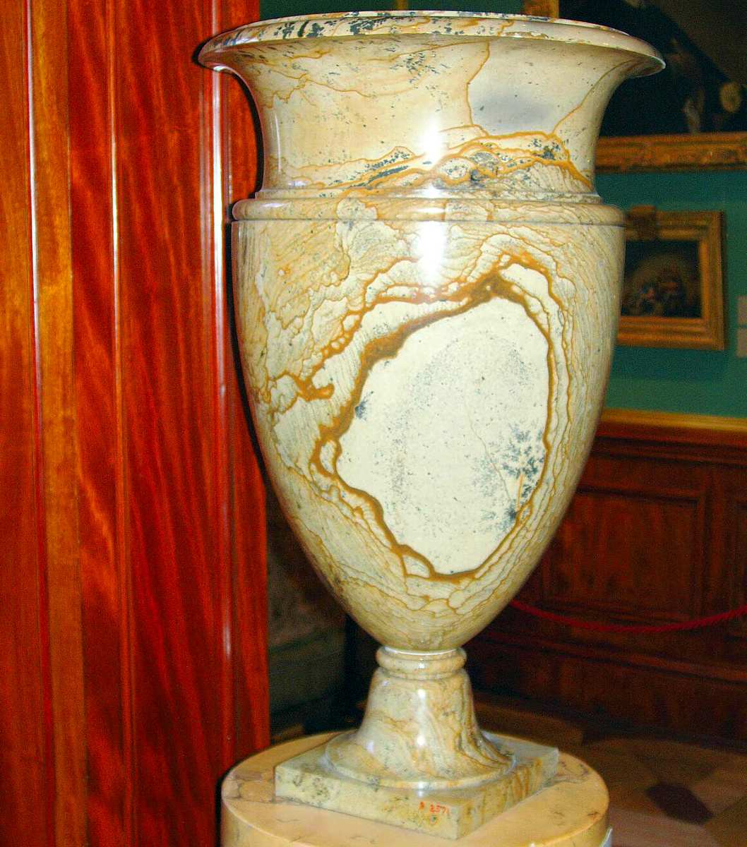 Ваза из аушкульской яшмы, созданная Яковом Коковиным около 1824 года. Ныне находится в Эрмитаже. Фотография из книги Сергея Колисниченко "Яшмовый пояс Южного Урала"