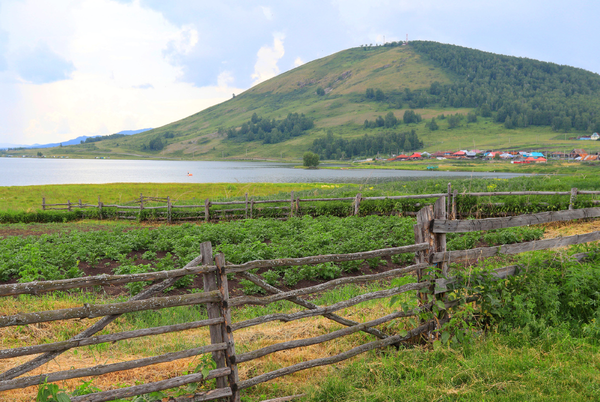 Вид на гору Ауштау и озеро Аушкуль с околицы башкирской деревни Старобайрамгулово