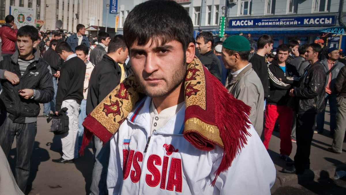 «У нас просто менталитет горячий»: как закончилась эпоха «заходите кто хотите» для приезжих и почему чемодан-вокзал - теперь не пустые слова