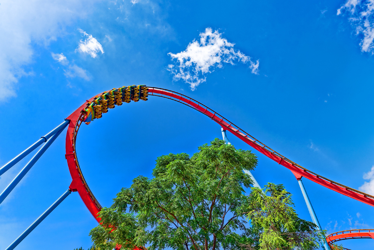 Американские горки в парке развлечений. Источник: Shutterstock