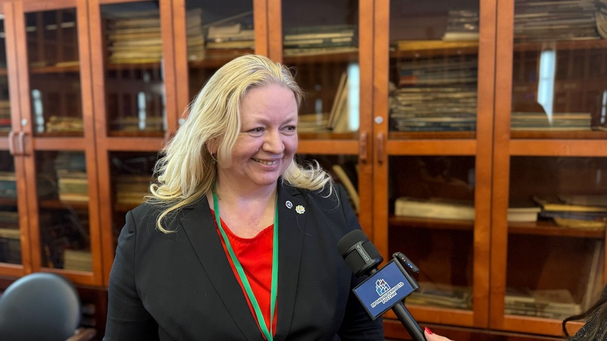   Юлия Зворыкина рассказала о совместных стараниях представителей разных направлений в работе над проектом Трансарктического транспортного коридора. Источник фото: Отраслевое СМИ «Промышленность России»..