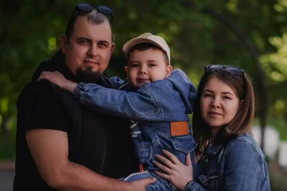    Родители Савелия занимались с сыном ЛФК и поддерживали его здоровье гормональными препаратами, пока шел сбор. Фото: предоставил Денис Кузьмин