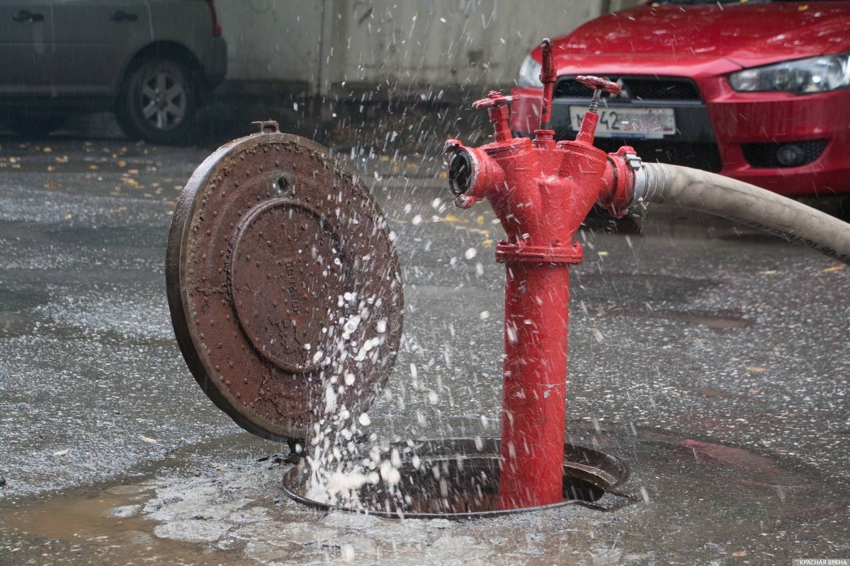     Пожарный гидрант   
Андрей Алексеев © ИА Красная Весна