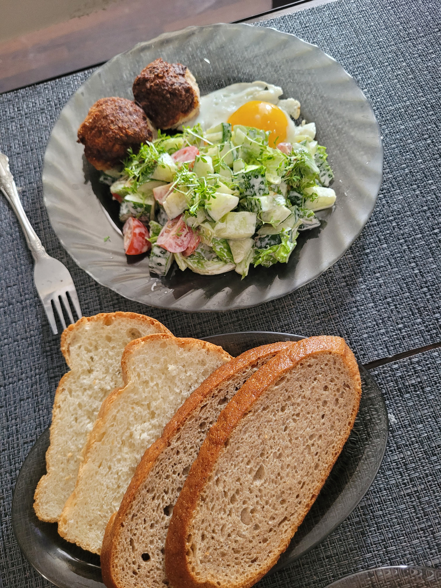 Большая порция салата и 2 куриные котлеты. Я ем черный хлеб. 