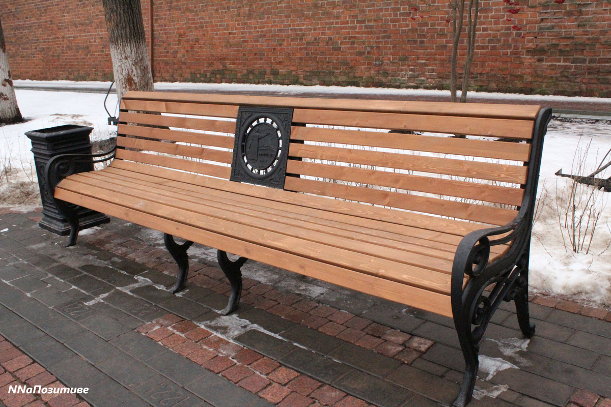Скамейки с изображением памятника Минину у Кремля