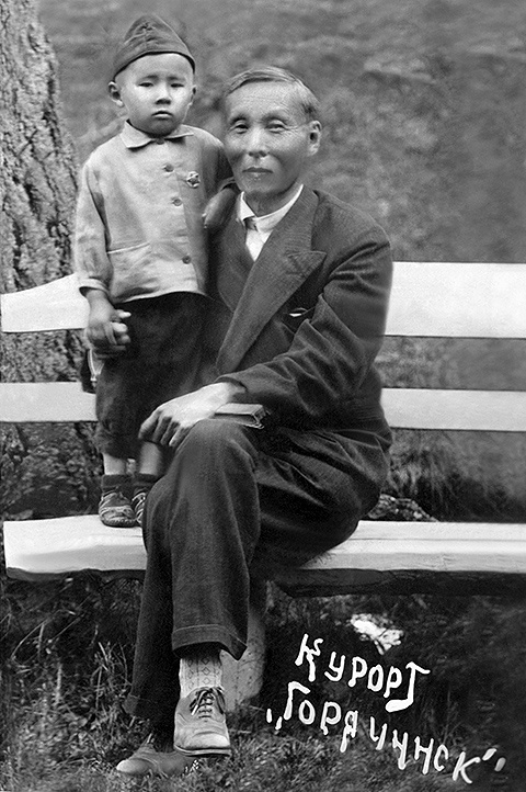 На фото: 4-летний Радна с дедом Андреем Тимофеевичем Трубачеевым. Курорт Горячинск, 1939 год. 