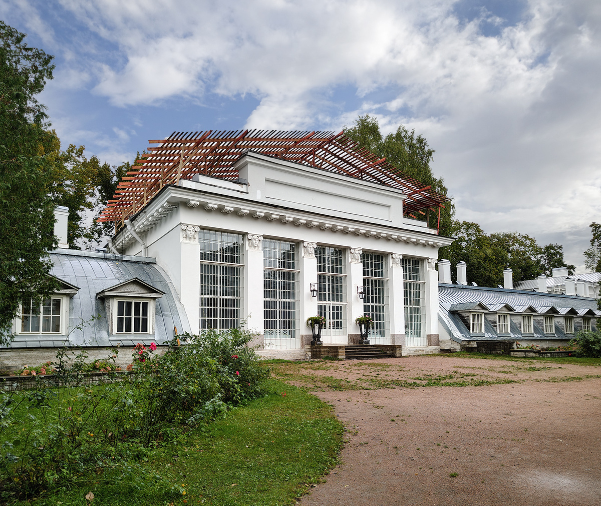 Бывшая оранжерея, а ныне музей художественного стекла на Елагином острове. Санкт-Петербург.